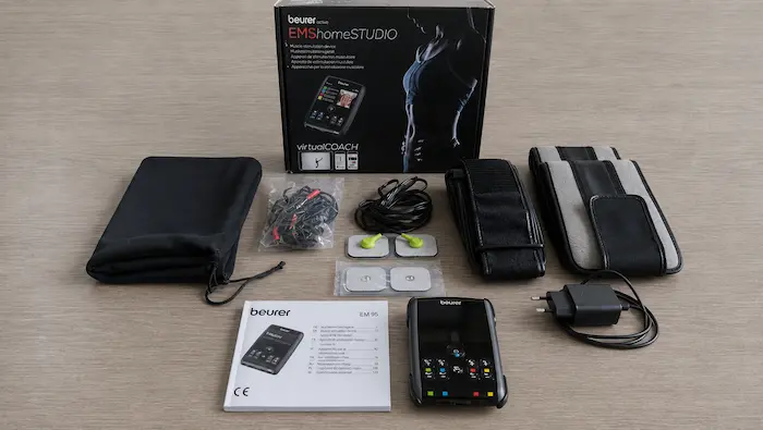 Contenu de la boîte du Beurer EM 95 avec électrodes et accessoires