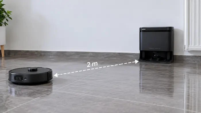 Aspirateur robot placé à deux mètres de sa station de charge
