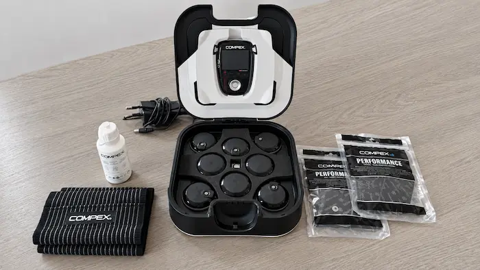 Contenu de la boîte du Compex SP 6.0 avec ses modules, électrodes et accessoires