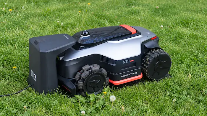 Robot tondeuse Dreame A3 AWD Pro 3500 sur sa base de rechargement