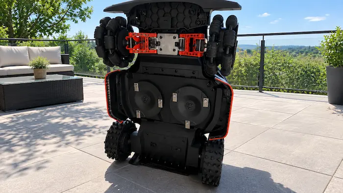 Dessous du robot tondeuse Dreame A3 AWD Pro 3500 et ses lames