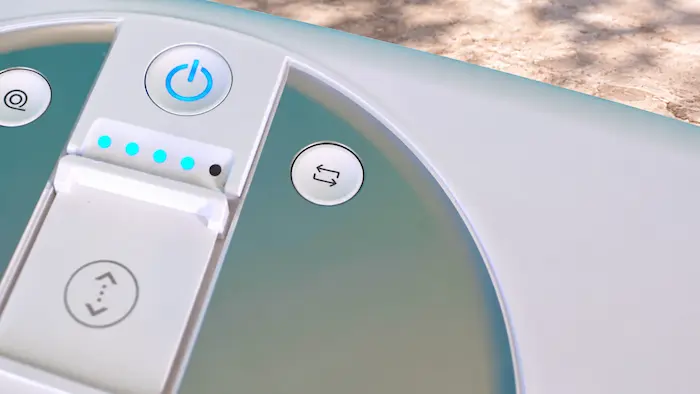 Gros plan sur les commandes de l'Ecovacs Winbot W2 Omni et le niveau de batterie