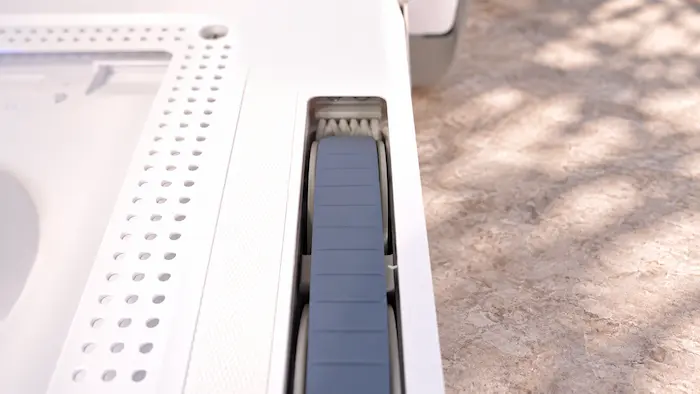 Gros plan sur une chenille de l'Ecovacs Winbot W2 Omni