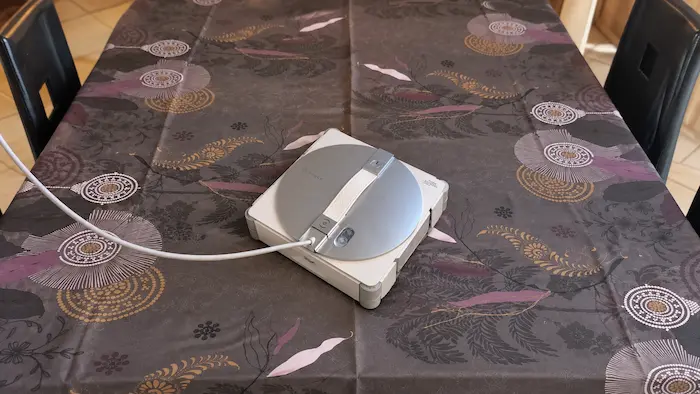 Gros plan sur l'Ecovacs Winbot W3 Omni et ses boutons de commande
