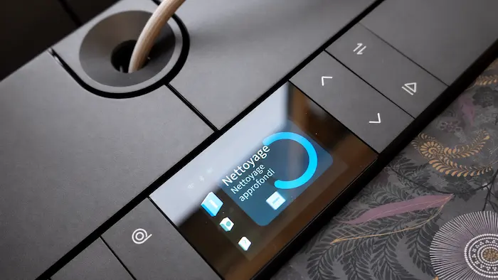 L'Ecovacs Winbot W3 Omni en cours de nettoyage approfondi sur une baie vitrée