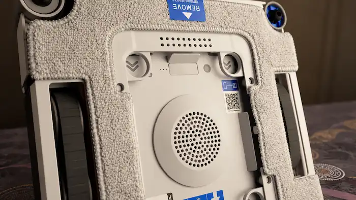 Dessous de l'Ecovacs Winbot W3 Omni avec ses chenilles en caoutchouc