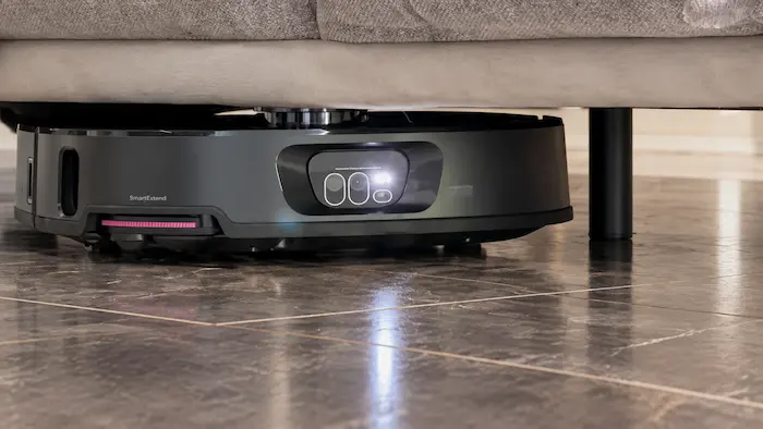 Aspirateur robot Eureka J15 Max Ultra engagé sous un canapé