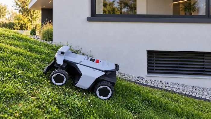 Le robot tondeuse Segway Navimow X420 en montée sur une pente