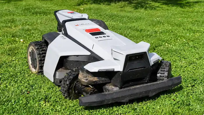 Roues avant du Segway Navimow X420 complètement braquées en position de pivot