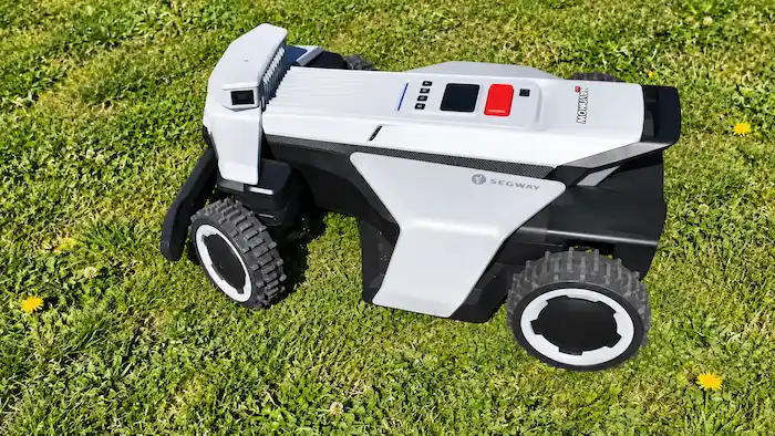 Roues avant légèrement braquées du robot tondeuse Segway Navimow X420