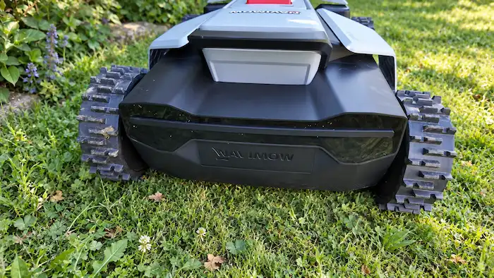 Arrière du robot tondeuse Segway Navimow X420 et sa garde au sol