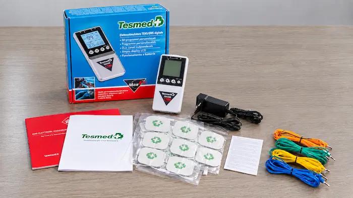 Contenu de la boîte du Tesmed Max 830 avec électrodes et accessoires