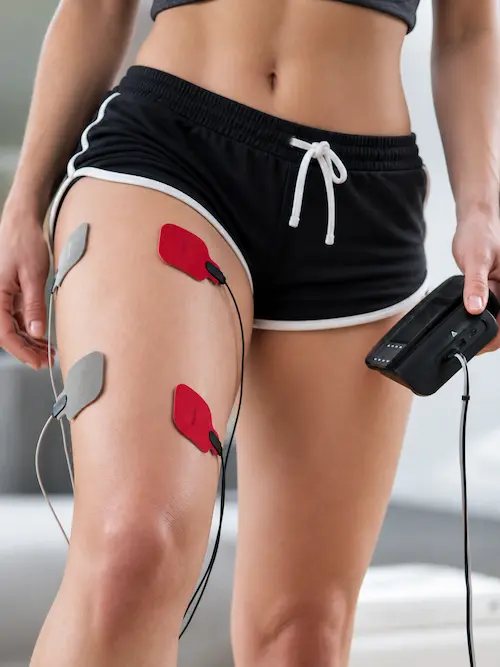 Électrodes du Beurer EM&nbsp;89 Heat placées sur une cuisse