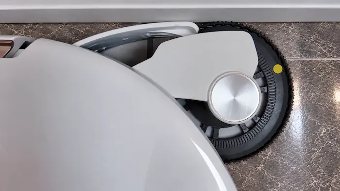Bras de serpillière du MOVA V70 Ultra Complete déployé contre une plinthe