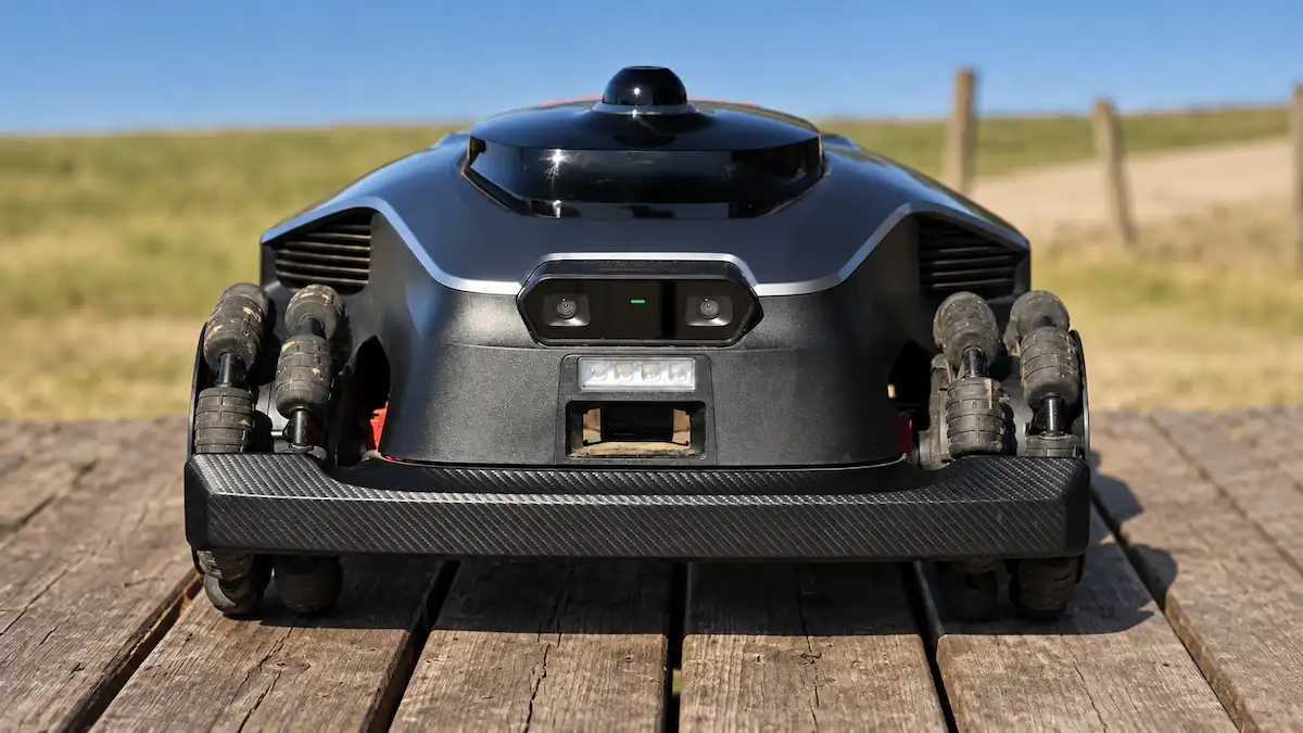 Robot tondeuse Dreame A3 sur une pelouse