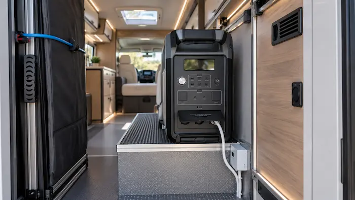 La FOSSiBOT F3600 Pro et sa batterie d'extension FB3840 installées dans le camping-car