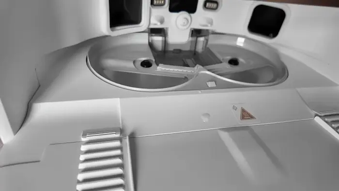 Intérieur de la station du MOVA V70 Ultra Complete avec son bac EcoCyclone