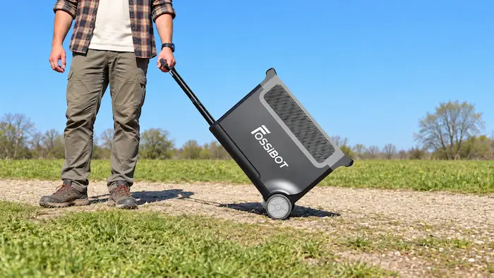 La FOSSiBOT F3600 Pro déplacée grâce à sa poignée télescopique et à ses roues