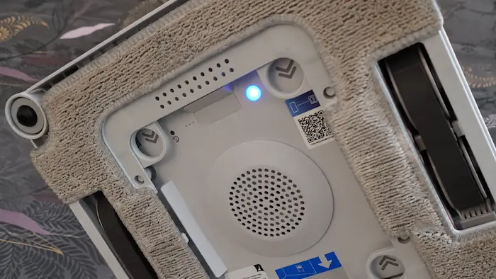 Lingette de l'Ecovacs Winbot W3 Omni après le nettoyage d'une baie vitrée