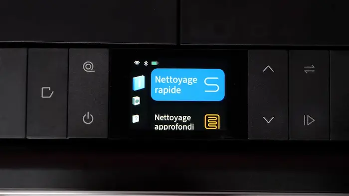 Gros plan sur la station de l'Ecovacs Winbot W3 Omni et son écran de commande