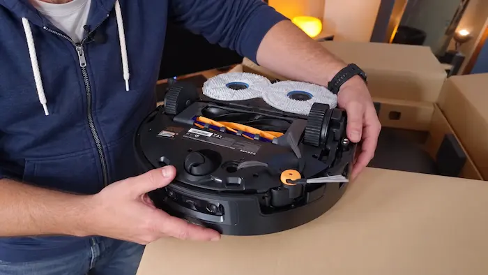 Dessous du Dreame X60 Pro Ultra Complete avec sa brosse latérale et ses serpillières